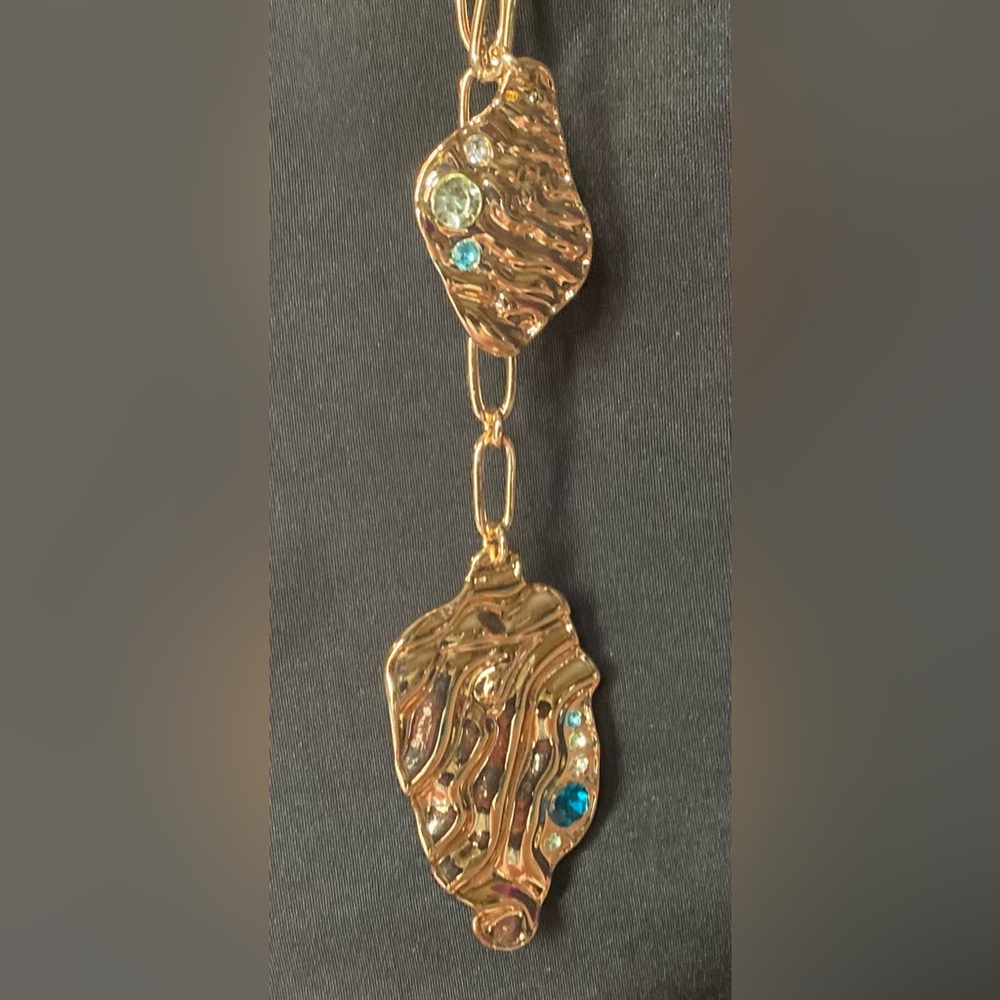 Okay 👌 Gold tone and Blue Pendant Necklace and Earrings